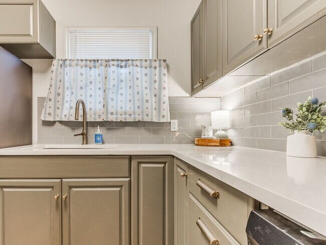 Building Photo - 411 E Showalter Dr