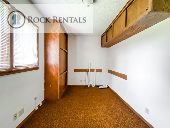 Building Photo - 3 Bed 1.5 Bath House in Convenient Location