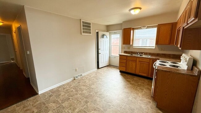 Building Photo - 4653 Crestview Ave