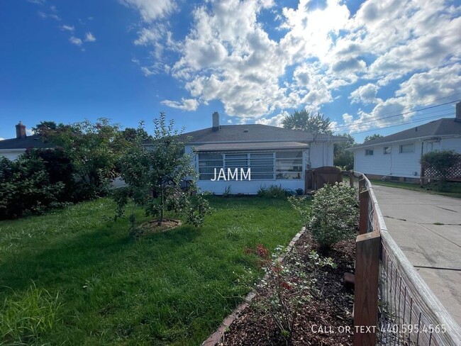 Building Photo - 7626 Sleepy Hollow Dr