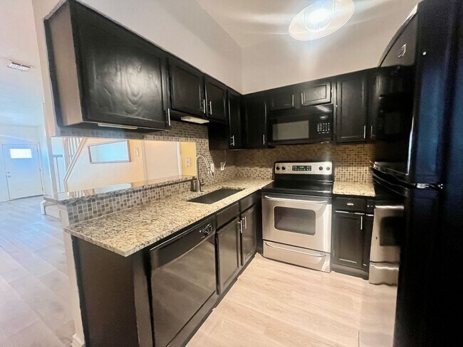 Building Photo - 2 Bedroom/2.5 Bath Townhome! Close to Majo...