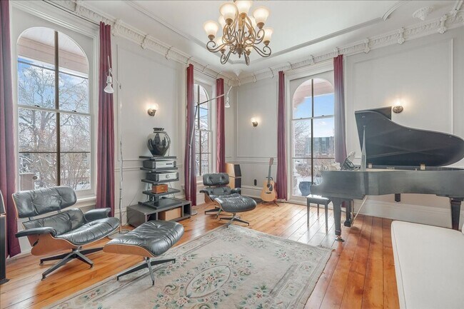 Building Photo - Historic, Character-Rich House - 3 Bed, 3 Bath (2 Full, 2 Half)