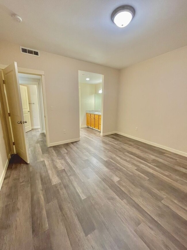 Building Photo - Two Bedroom/Two Bath in the Hillview Condo...