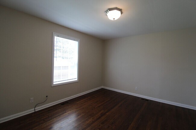 Building Photo - August FREE On This 2 Bedroom 1 Bath Home in Roeland Park