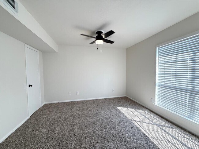 Building Photo - 1860 White Oak Dr