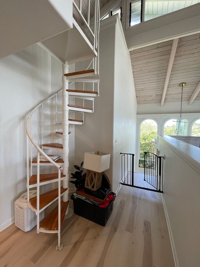 Building Photo - Two Bedroom + Loft/Two Bathroom Napili Tow...