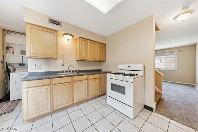 Building Photo - 215 Dalepark Dr