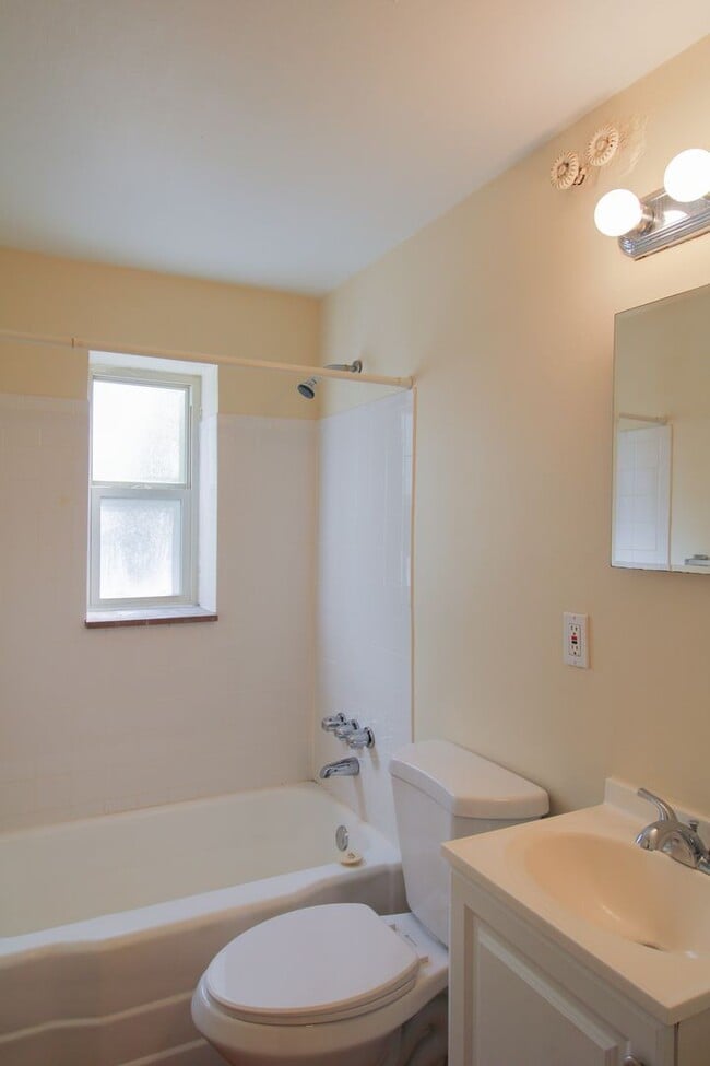 Building Photo - BLA 36 Washington