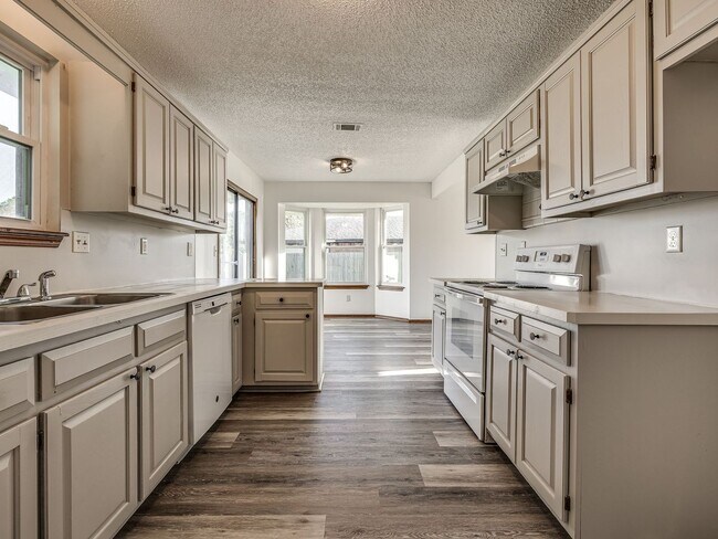 Building Photo - Move in discount / $800 first month rent