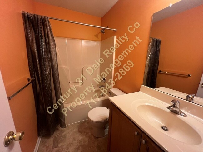 Building Photo - Beautiful 3 BR, 2.5 Bath home in Woodcrest Hills Condo located in Central York School District