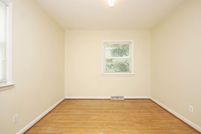 Building Photo - Student & Pet-Friendly UVA Area Rental