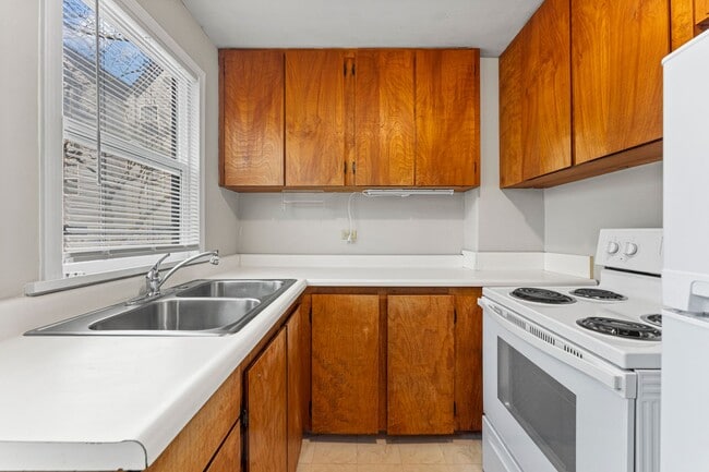 Building Photo - Rare 2 bedroom 1 bath HOUSE by Columbia River Marina!