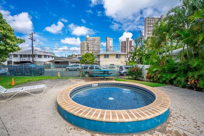 Building Photo - Bright 3-Bedroom Honolulu Condo with 2 Par...