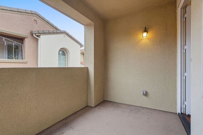 Building Photo - Spacious 2BR/2BA End-Unit Condo for rent in Warm Springs – Montebello Community