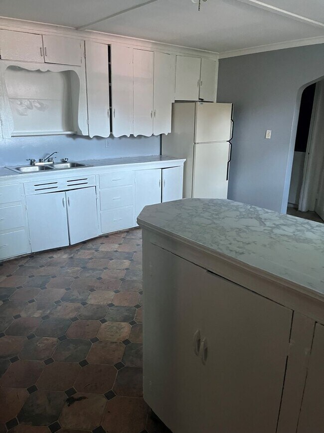 Building Photo - 610 Turtle St