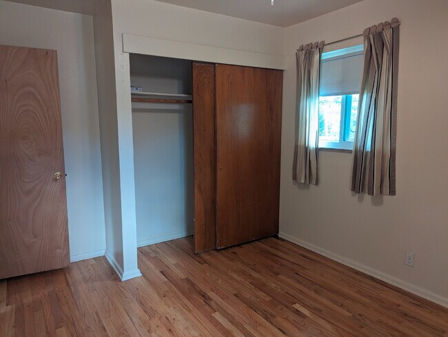 Building Photo - Super location in Martin Acres Neighborhood!