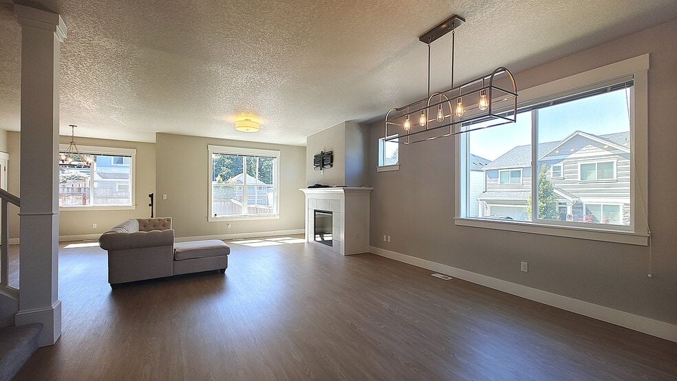 Building Photo - 17542 SW Sunview Ln