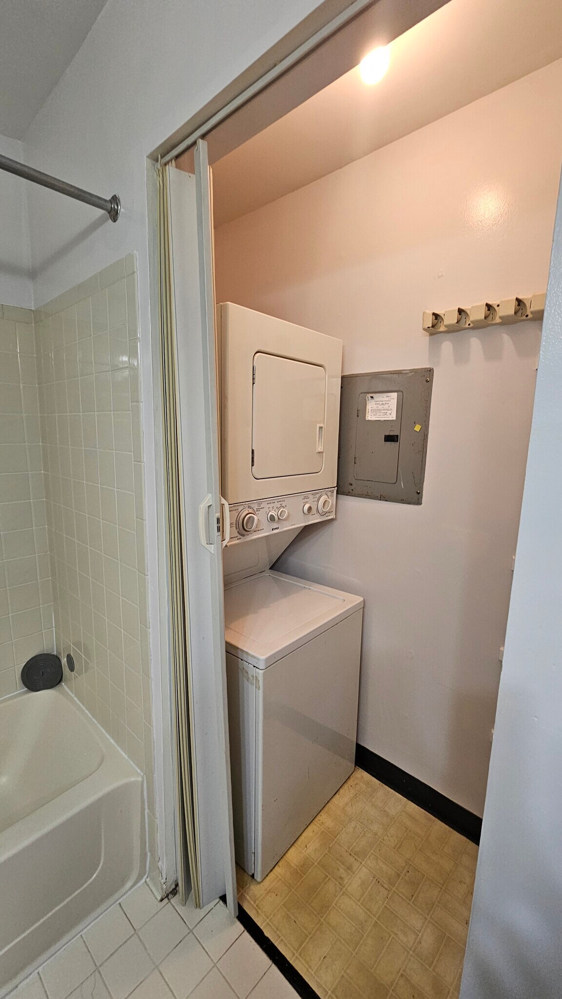 Building Photo - 2005 Ravens Crest Dr