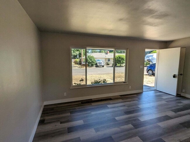 Building Photo - 2-bedroom 1-bathroom duplex
