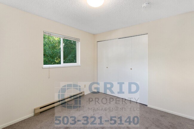 Building Photo - GPM648 - SE Stark St (T1)
