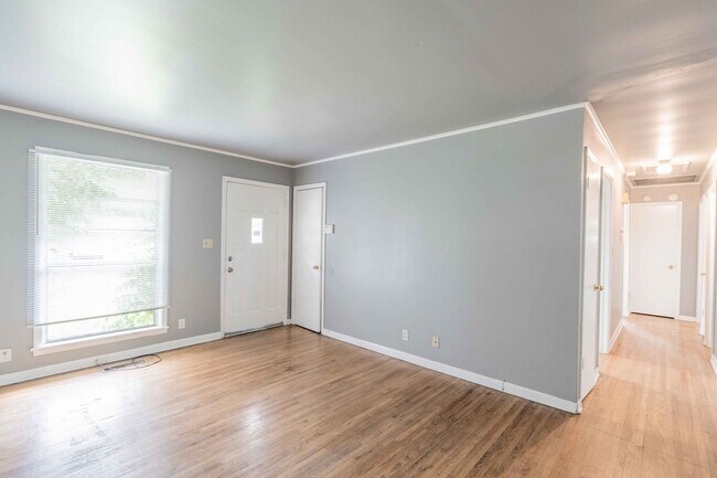 Building Photo - 3 bed/1 bath!