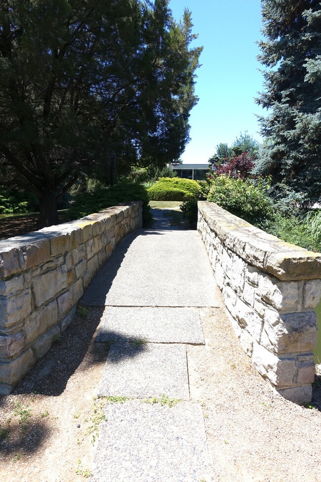 Building Photo - Updated Condo in Park-Like Setting