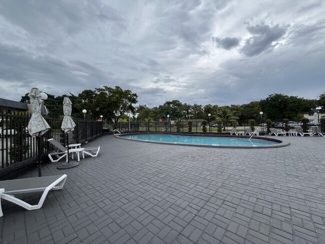 Building Photo - 8000 S Colony Cir