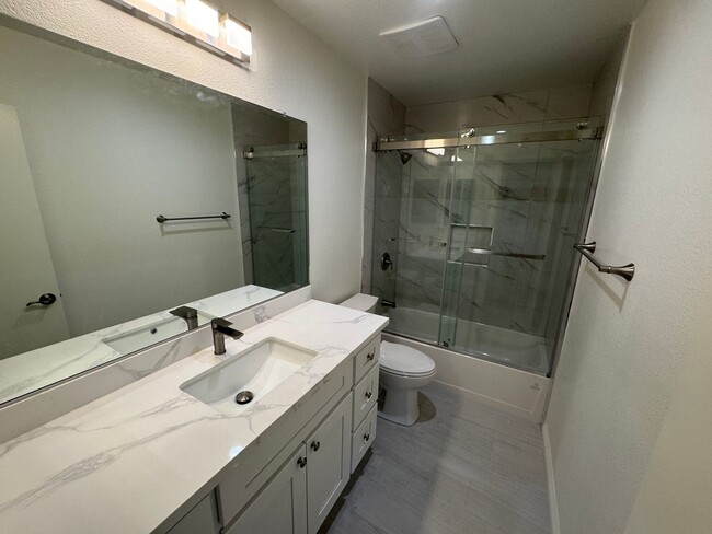 Building Photo - Beautifully Updated 2 Bed, 2 Bath Condo in...