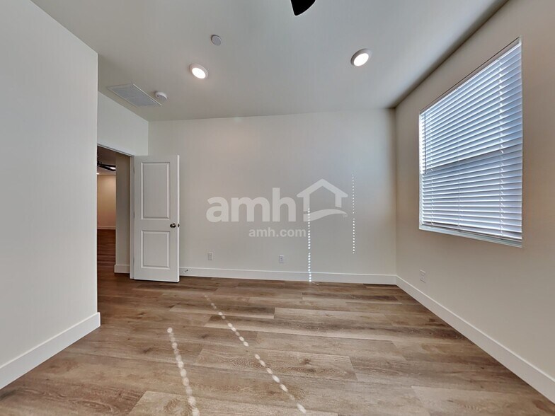 Building Photo - 537 Silverbell Falls Pl