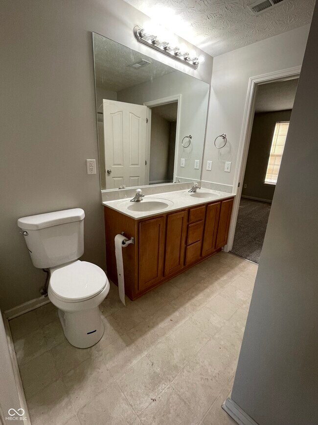 Building Photo - 13869 Willesden Cir