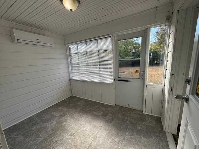 Building Photo - Adorable two bedroom one bathroom home loc...