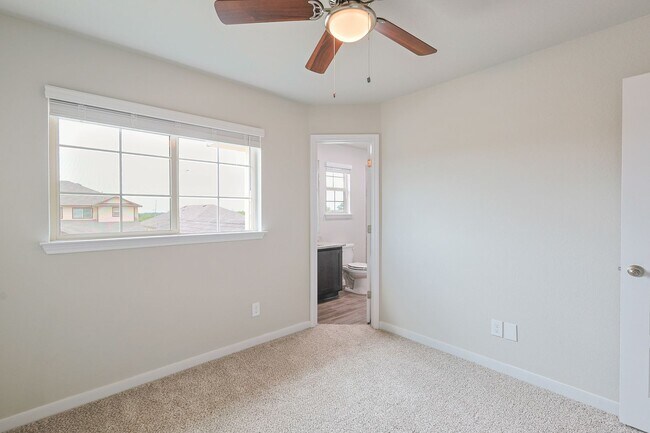 Building Photo - Modern Townhouse in New Braunfels