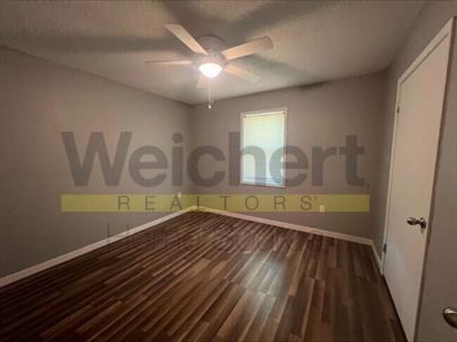 Building Photo - 3 bedroom, 2 bath home in Center Hill