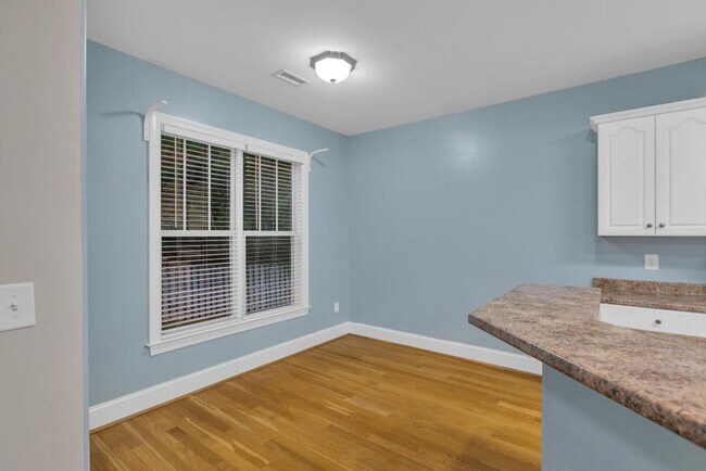 Building Photo - Great location between Wilmington and Jack...