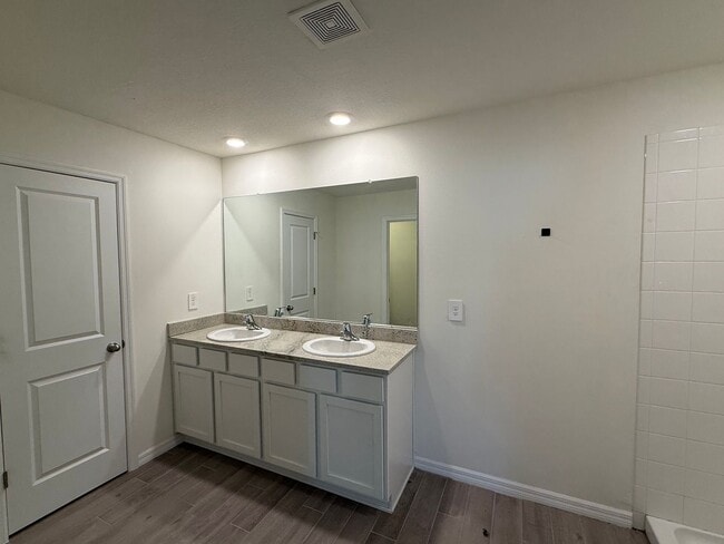 Building Photo - Spacious 4-Bedroom Modern Home in Oaks Preserve – Perfect Gainesville Location