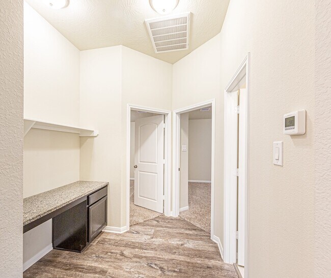 Building Photo - 3032 Stonebriar Ct