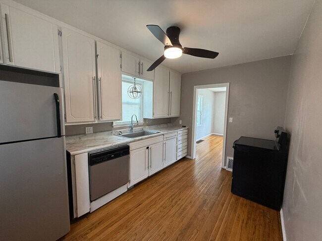 Building Photo - Three Bedroom, Two Bathroom Home! One car garage!