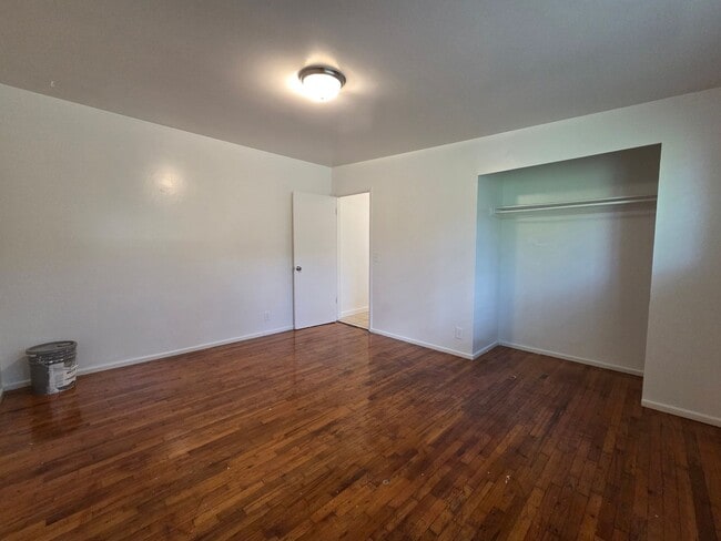 Building Photo - 724 30th St