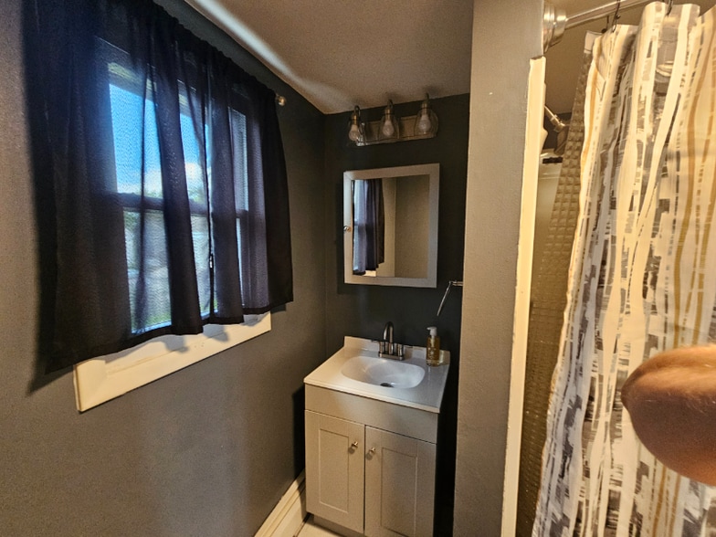 Building Photo - 323 E 2nd Ave