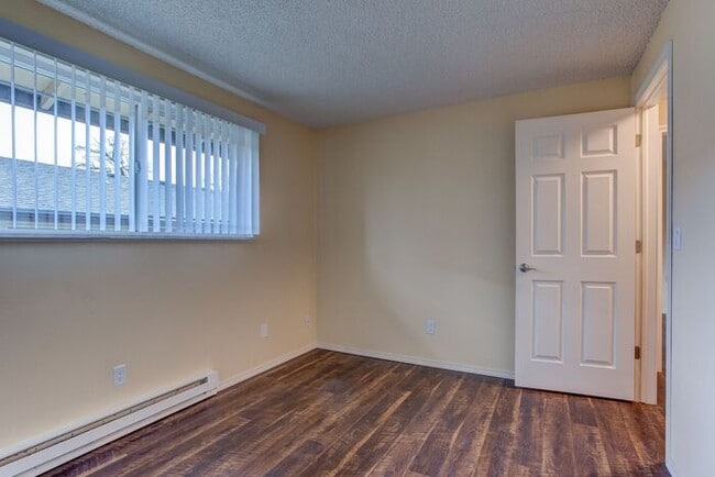 Building Photo - Spacious 2 Bed 1 Bath In Quiet Community