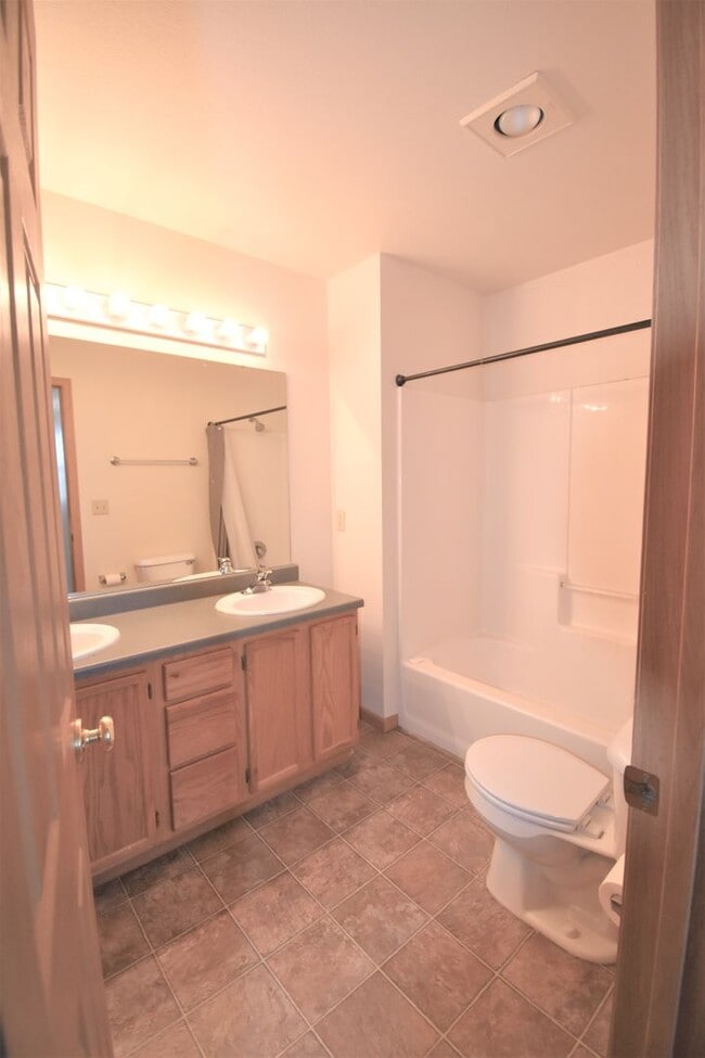 Building Photo - 3Bed 1.5Ba Townhouse with GARAGE! Great Location!