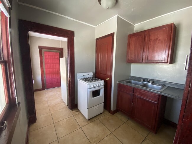 Building Photo - 1126 E San Antonio Ave