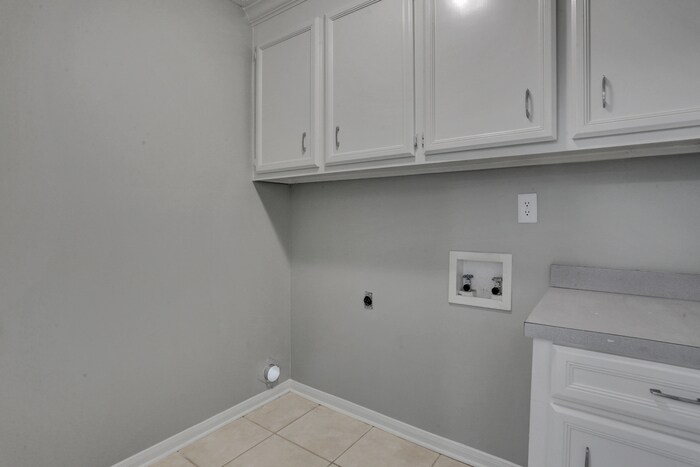 Building Photo - 211 Oak Brook Dr