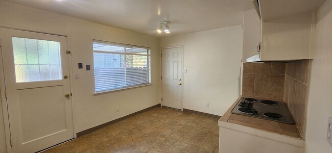 Building Photo - 5929 Lake Crest Way