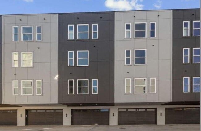 Building Photo - 456 Parkway Dr NE