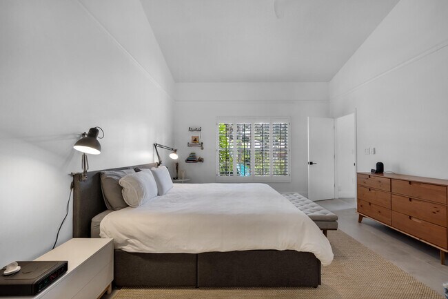Building Photo - 4117 W Palm Aire Dr