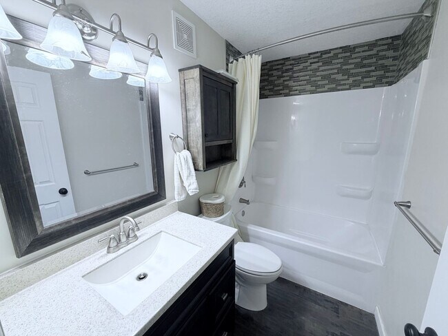 Building Photo - Modern 2-Bedroom Townhome in Apple Valley with Private Patio!!