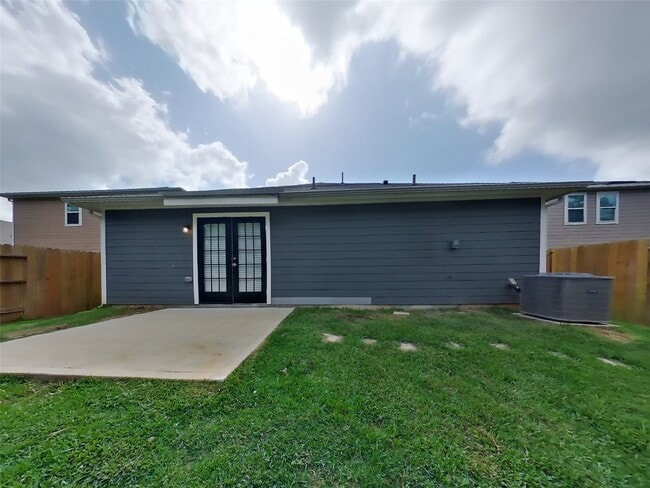 Building Photo - 23048 Shakespeare Dr