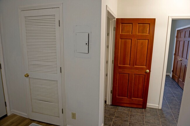 Building Photo - 1223 W 11th St