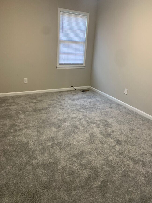 Building Photo - 3 BEDROOM BRICK RANCH WITH FENCED IN BACK ...